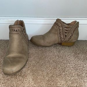 girls brown low boots.